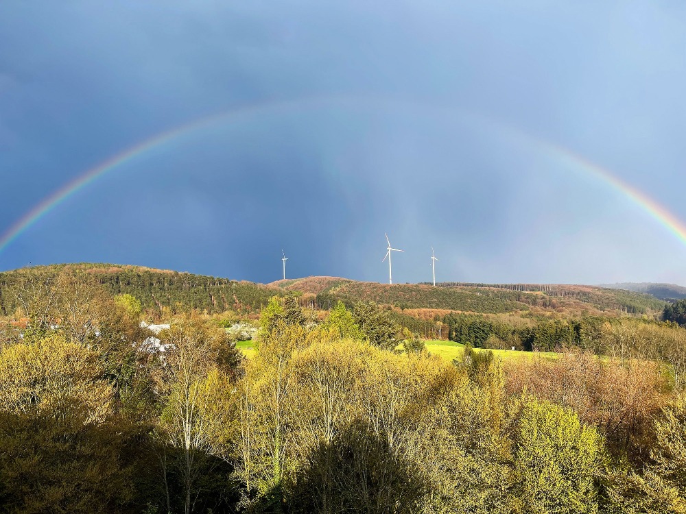 Regenbogen über ZAK Gelände mit Windkraftanlagen
