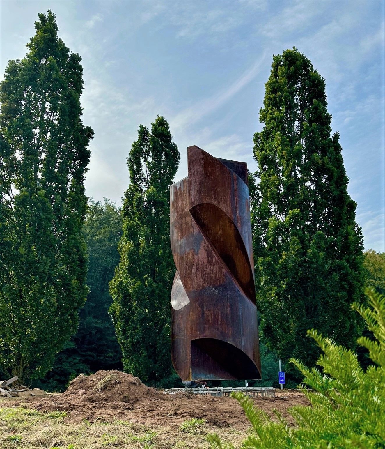 Skulptur "Reverse Rotation" im Verkehrskreisel vor dem östlichen Stadteingang Kaiserslautern zwischen hohen Pappeln