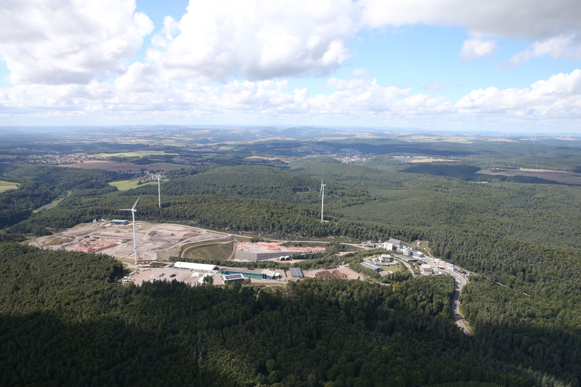 Luftaufnahme des gesamten ZAK Gelände mit Windrädern