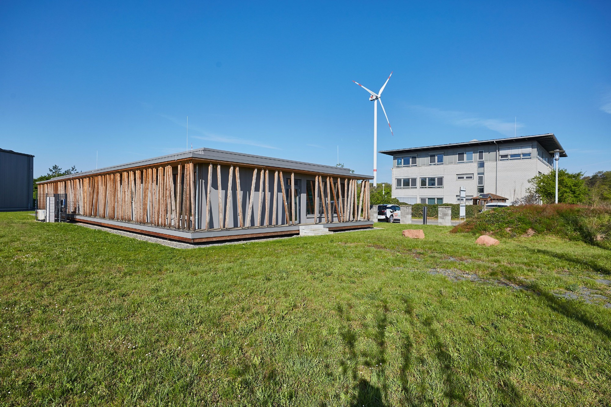 ZAK Haus Aspenkopf mit charakteristischer Holzlamellenfassade und Verwaltungsgebäude