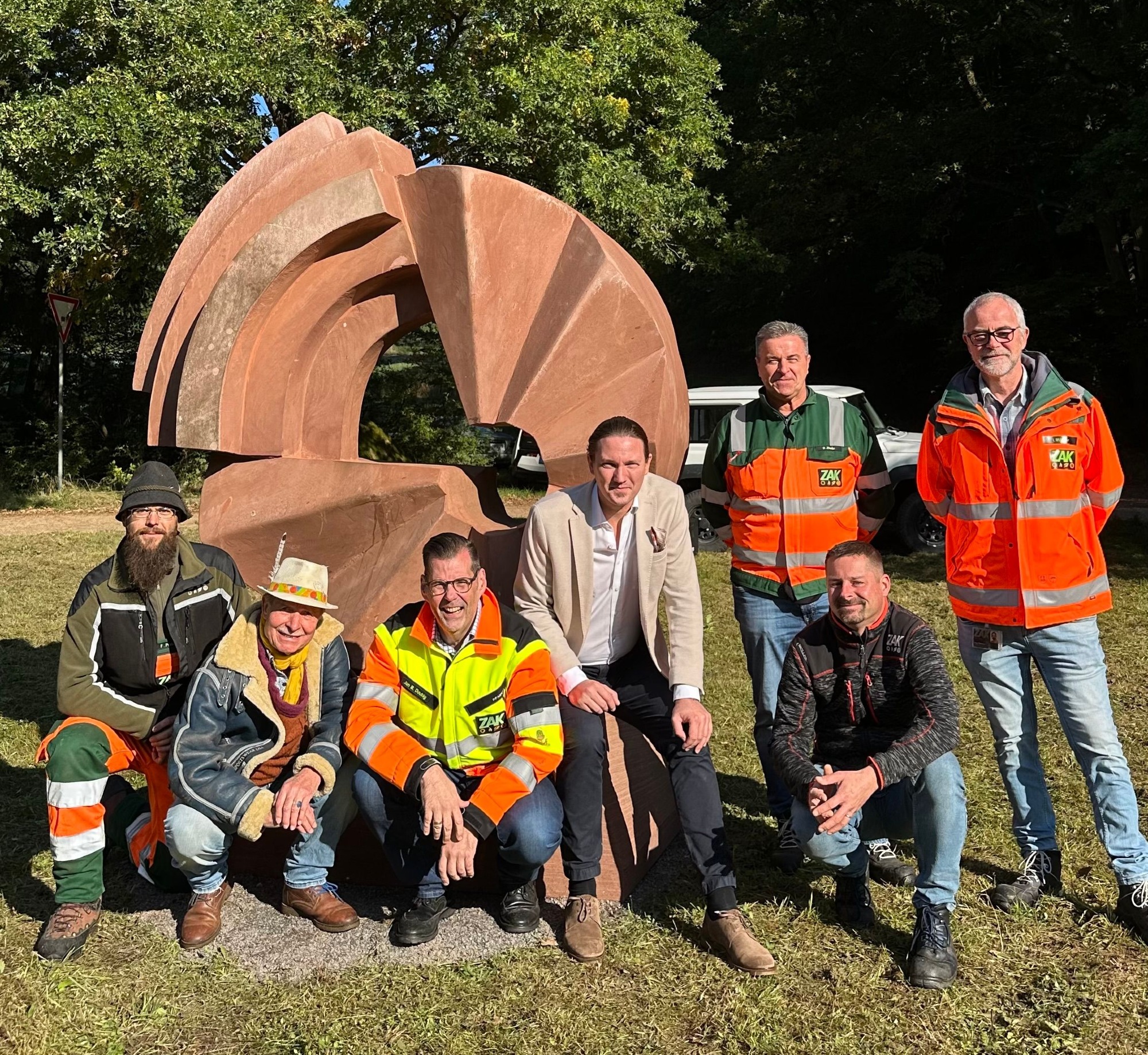 Gruppenfoto an der Skulptur New Dawn an ihrem finalen Standort Hagelgrund