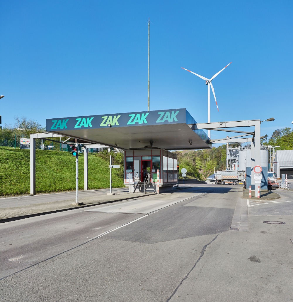 ZAK Fahrzeugwaage mit Kontrollhäuschen und Windradanlage